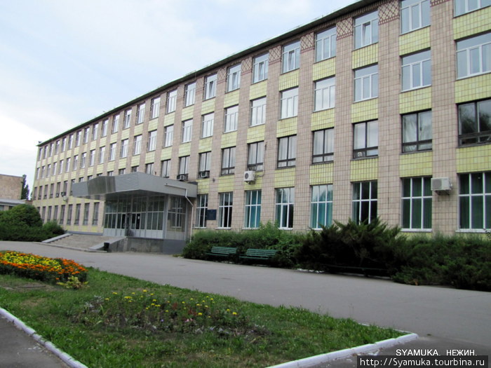 Недалеко от главного корпуса Университета выстроен его новый гуманитарный корпус. Нежин, Украина
