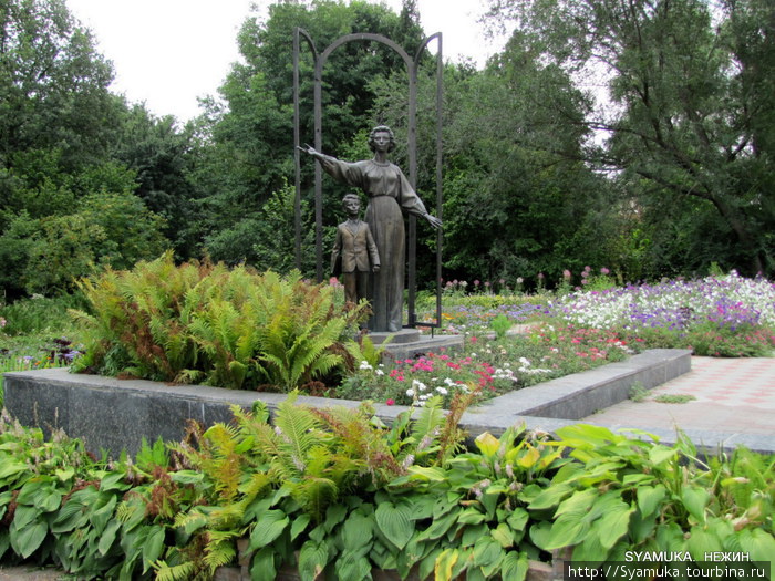 И памятник-скульптура Знаниям... Нежин, Украина