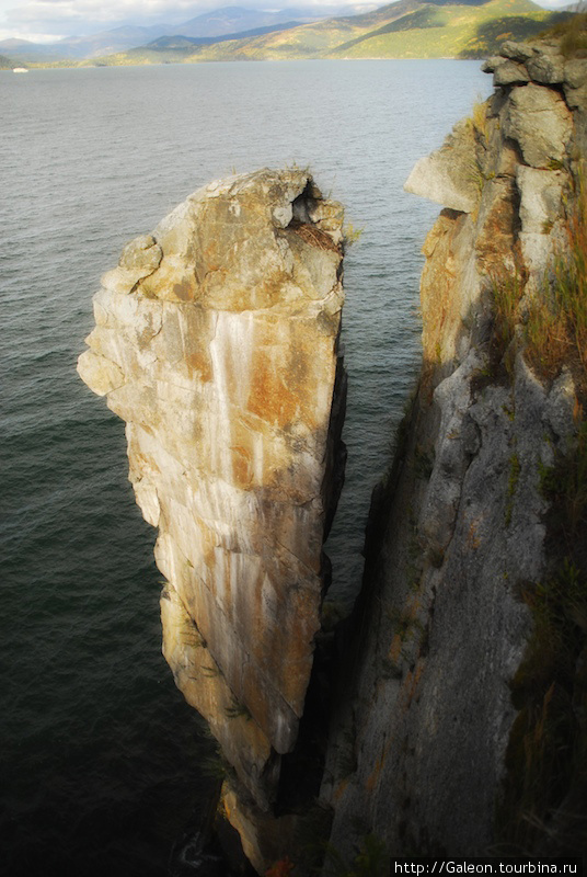 Отколовшейся фрагмент скалы на острове Бакланий Усть-Баргузин, Россия