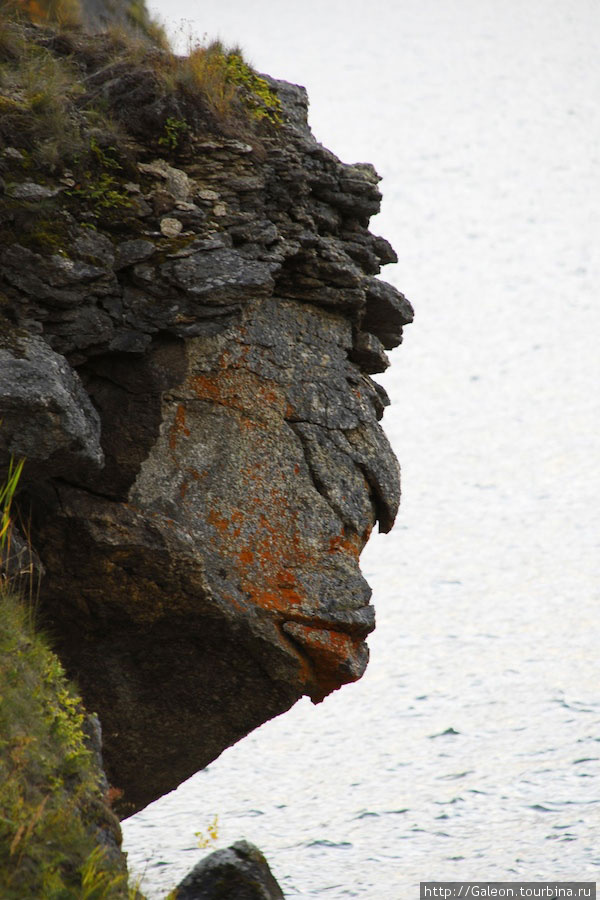 Один из каменных ликов созданных природой на скалах острова Бакланий Усть-Баргузин, Россия