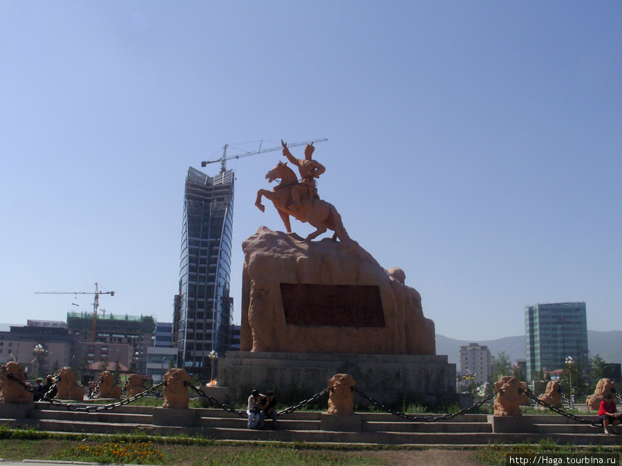 Купить в улан баторе. Улан Батор памятник Сухэ. Памятник Сухэ Батору в Улан Баторе. Монголия Улан Батор 15 микрорайон. Монголия памятник Улан Батор.