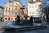 Площадь — очень популярное место прогулок жителей Праги
