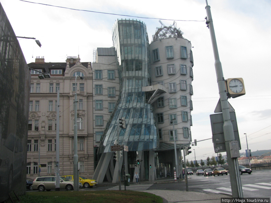 Танцующий дом -прямая башня, называемая Фред, и изогнутая, называемая Джинджер, название получили по славным танцорам 30-х и 40-х годов Фреду Астору и Джинджер Роджерс. Прага, Чехия