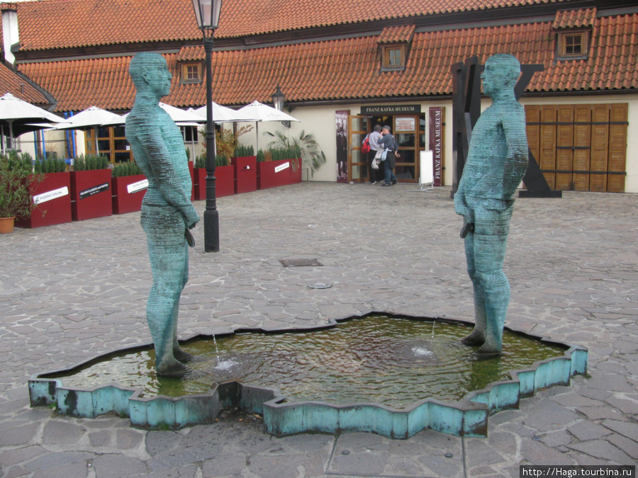 Памятник писающим мужчинам возле музея Франца Кафки. Прага, Чехия