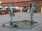 Памятник писающим мужчинам возле музея Франца Кафки.