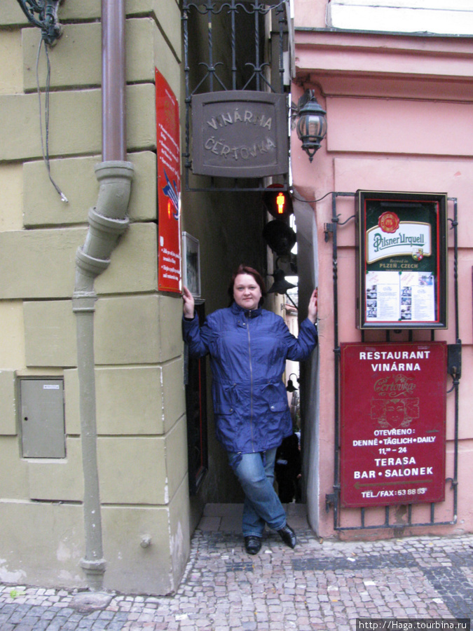 Самая узкая улица Праги с светофорами. Прага, Чехия