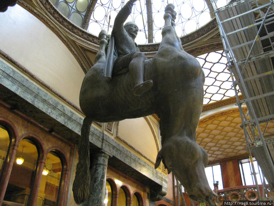 В огромном торговом центре такая большая статуя-пародия — святой Вацлав на перевернутом коне. Прага, Чехия
