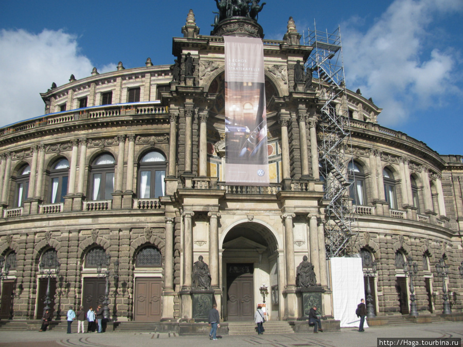 Опера Земпера — оперный театр в Дрездене, построенный по проекту Готфрида Земпера и являющийся одной из главных достопримечательностей города. Дрезден, Германия