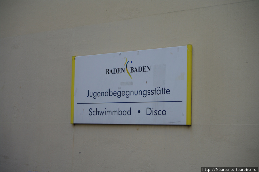 Такие таблички на домах встречаются чаще чем автобусные остановки Баден-Баден, Германия