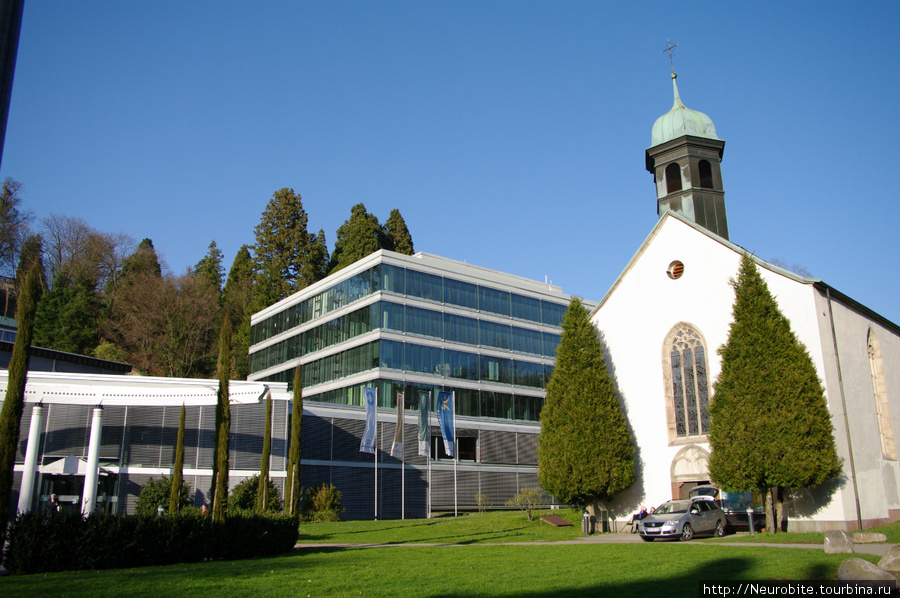 Городской швимбад (купальня) и небольшая церквушка Баден-Баден, Германия