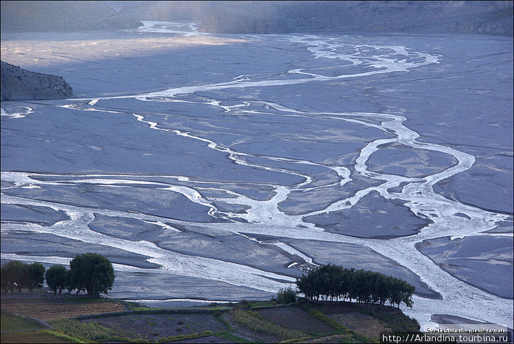 река Кали Гандаки... послеобеденный ветер гонит по реке смерчи Непал