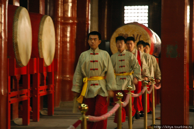 Выступление барабанщиков в Барабанной башне Пекин, Китай