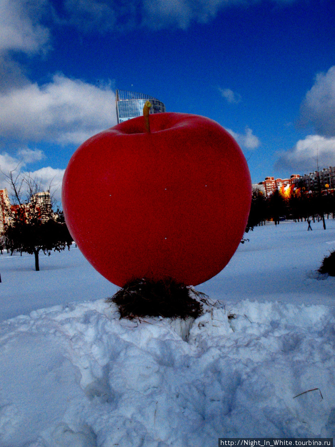 Ещё по парку раскиданы яблоки. 
Плоские....
P.S. За ним — верхушка высотного здания. Санкт-Петербург, Россия