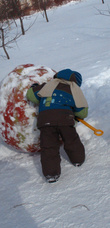 И ещё одно яблоко, только объёмное.
Ребёнок старательно очищает его от снега лопаткой.