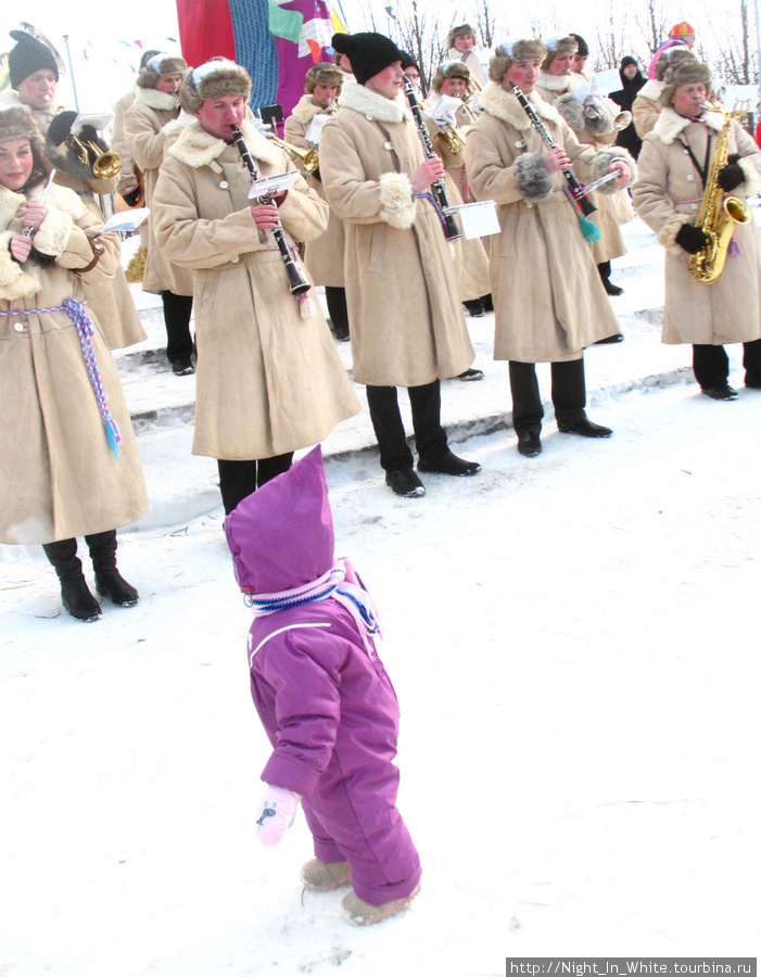 Дети с восторгом наблюдают за происходящим...
На празднике проявляется вся их искренность. Санкт-Петербург, Россия