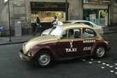 Легендарный Фольксваген Жук — один из символов Мексики и Мехико в частности, нигде больше не найти такое обилие этих автомобилей. Данный Жук является такси, с характерной таксисткой окраской принятой в Мехико.
