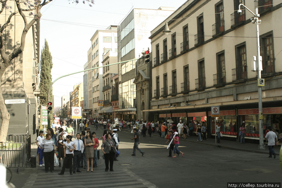 Улицы и люди мексиканской столицы Мехико, Мексика