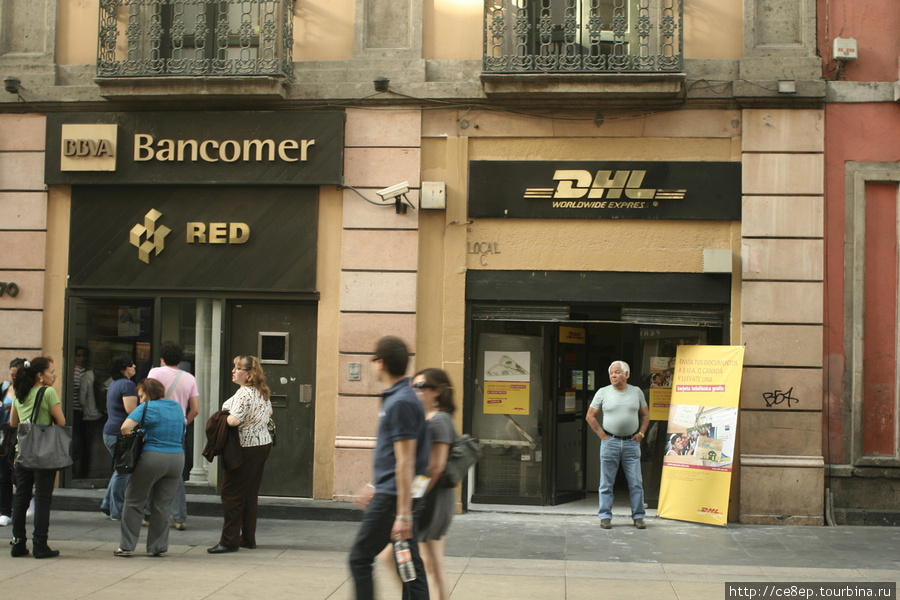 В центральной части города вывески любых брендов сделаны в золотистых тонах — по всей видимости это регулируется на законодательном уровне. Мехико, Мексика