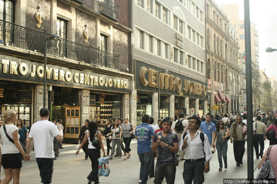 В центре есть пешеходные улицы, изрядно заполненные людьми Мехико, Мексика
