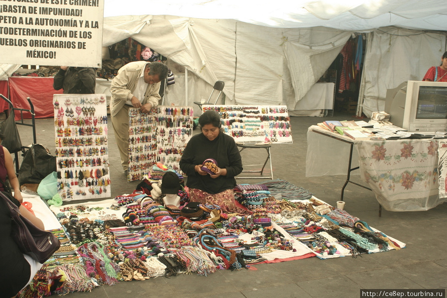 Прямо на Zocalo (главная площадь) можно встретить развалы сувениров. Мехико, Мексика