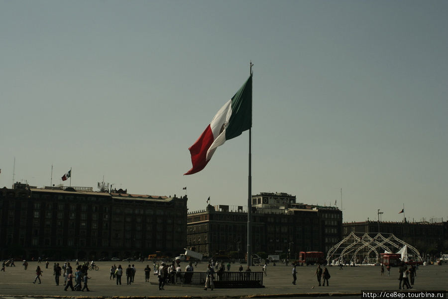 На главной площади — огромный флаг, сравните с высотой человека Мехико, Мексика