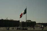 На главной площади — огромный флаг, сравните с высотой человека