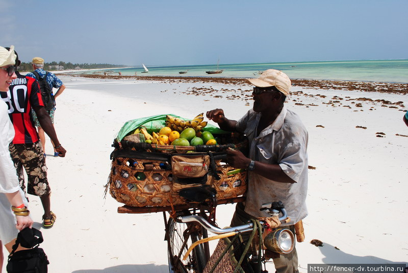 Фрукты продают на пляже Остров Занзибар, Танзания