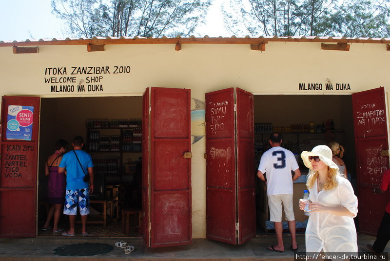 В деревнях на внешний вид магазинов особо внимание не обращают Остров Занзибар, Танзания