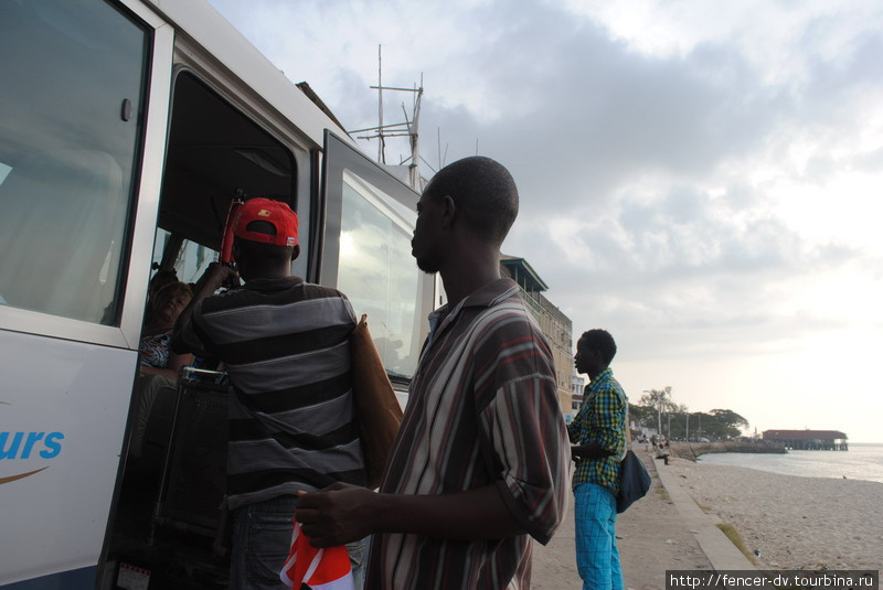 Диркет маркетинг: продавцы стараются влезть практически внутрь автобуса с туристами Остров Занзибар, Танзания