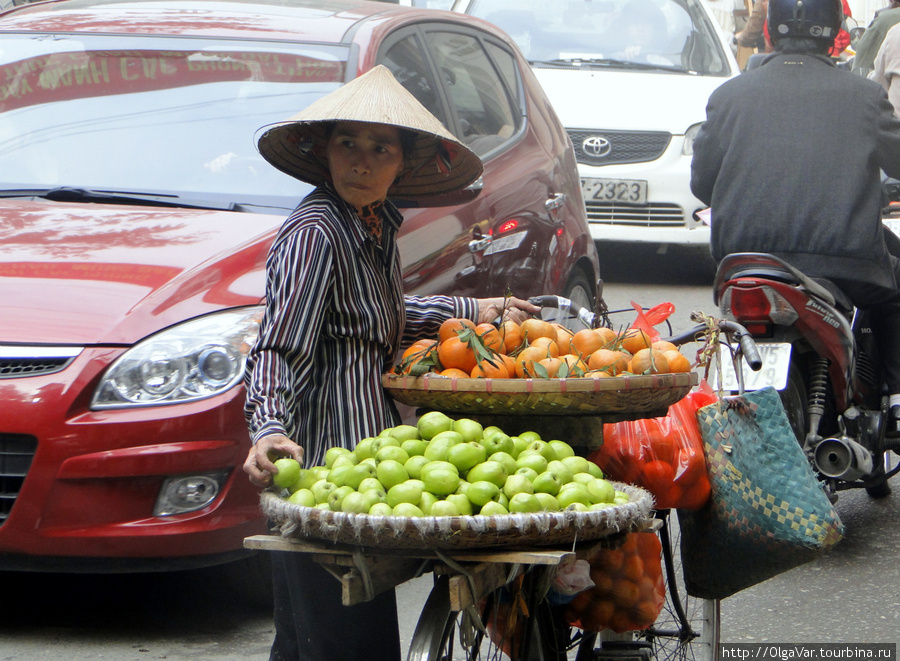Ханой — велосипед скорее как подставка для подносов с фруктами Вьетнам