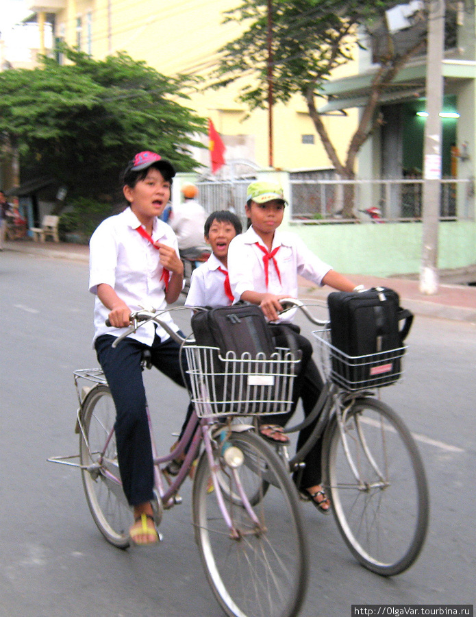 Остров Фукуок — очень удобно добираться в школу на велосипеде,
общественного транспорта на острове нет. Вьетнам