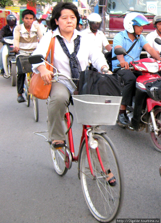 Сайгон — в окружении конкурентов. Велосипедисту здесь очень тяжело из-за насыщенного движения и напора дргуого транспорта со всех сторон Вьетнам
