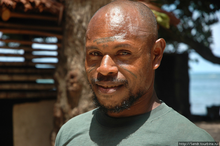 Лоренц — мастер, который изготавливает декоративные лодки. В Ванимо он работает в супермаркете. Ванимо, Папуа-Новая Гвинея