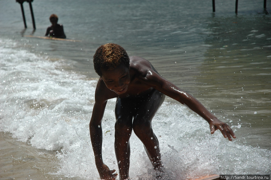 В ближайшем будущем в Ванимо будет проходить чемпионат мира по сёрфингу. Так говорят местные. Вот и дети развлекаются средь бела дня сёрфингом. Ванимо, Папуа-Новая Гвинея