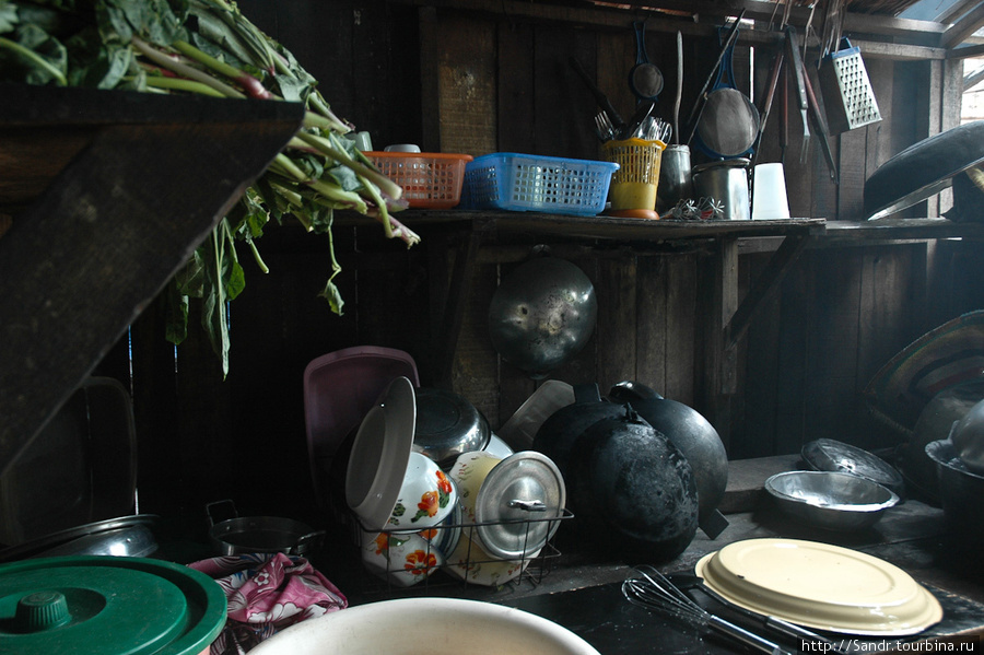 Вот так выглядит кухня. Кухни строят отдельно от домов. Ванимо, Папуа-Новая Гвинея