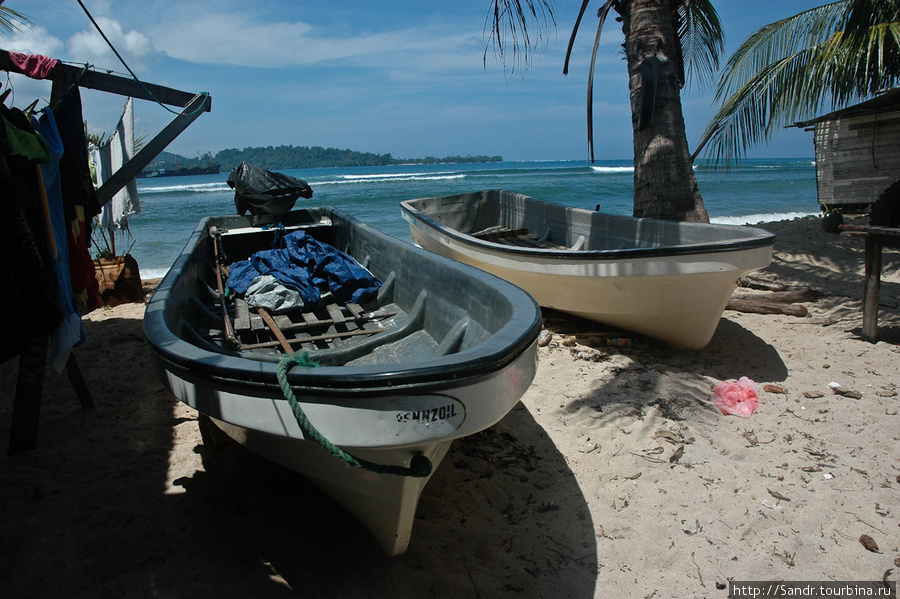 Динги, так называют моторные лодки, самый надёжный транспорт на побережье. Местные предпочтут моторку джипу. Ванимо, Папуа-Новая Гвинея
