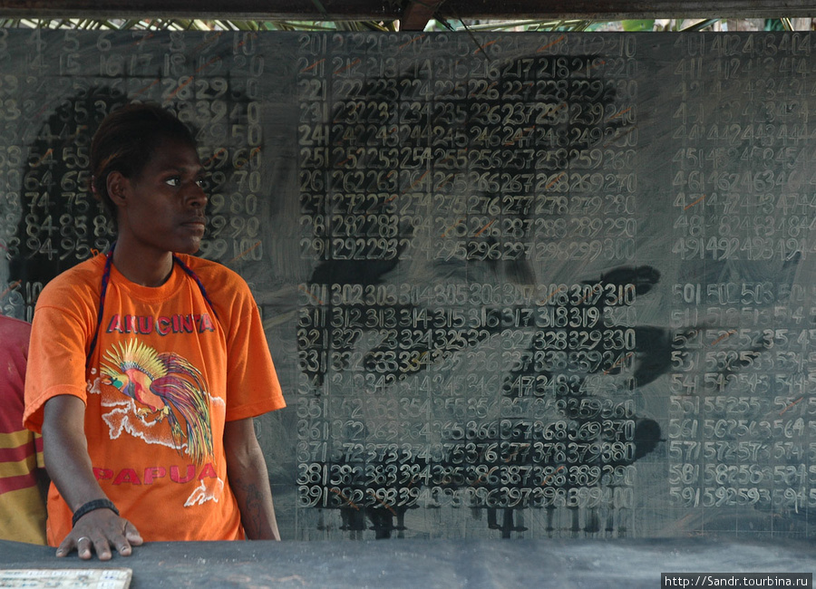 Раз в неделю многие жители поселения собираются вместе и играют в Бинго. Ванимо, Папуа-Новая Гвинея