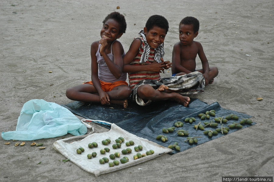 Во время игры находчивые предприниматели продают БУАЙ. Это орех, который растёт на пальмах. Без него ни один житель ПНГ не может прожить и дня. Его называют местным наркотиком, но он таковым, конечно, не является. Ванимо, Папуа-Новая Гвинея