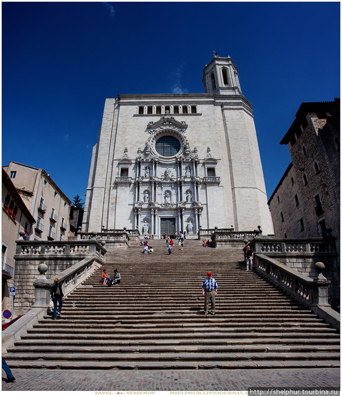 Catedral de Santa Maria Gerona. Кафедральный собор Жироны считается самым красивым памятником барочной архитектуры в Каталонии. Его неф (23 метра в ширину и 35 в высоту) — самый широкий в мире. Очень красив алтарь с серебряным заалтарным образом XIV века, к сожалению из-за малого количества свободного времени не попали внутрь.