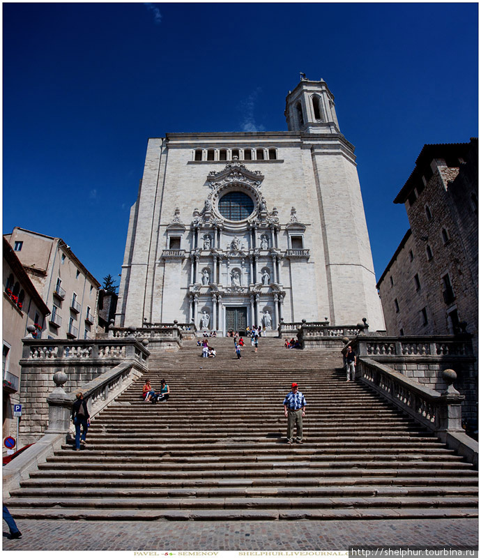 Catedral de Santa Maria Gerona. Кафедральный собор Жироны считается самым красивым памятником барочной архитектуры в Каталонии. Его неф (23 метра в ширину и 35 в высоту) — самый широкий в мире. Очень красив алтарь с серебряным заалтарным образом XIV века, к сожалению из-за малого количества свободного времени не попали внутрь. Жирона, Испания