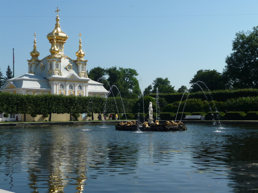 Верхний парк, фонтан в Квадратном пруду. Эти пруды (а их два и располагаются они симметрично) были устроены в 1720 г. по проекту Ж.-Б. Леблона для накопления воды для фонтанов Нижнего парка. Петергоф, Россия