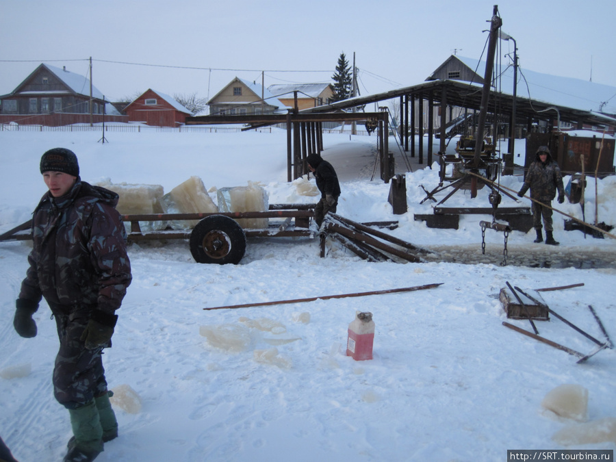 Заготовка льда на реке Ловать Демянск, Россия