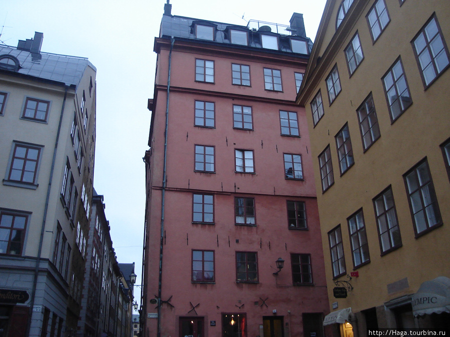 Говорят — третий ряд сверху 2 окно (чуть приоткрыто) — сюда прилетал Карлсон к Малышу. Стокгольм, Швеция