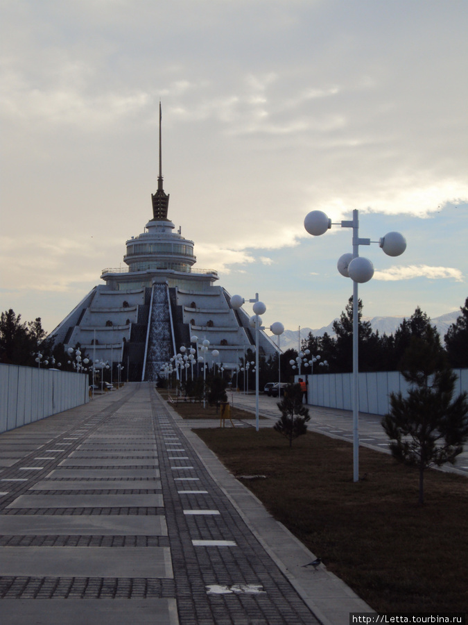 Город сквозь призму фонарей Ашхабад, Туркмения