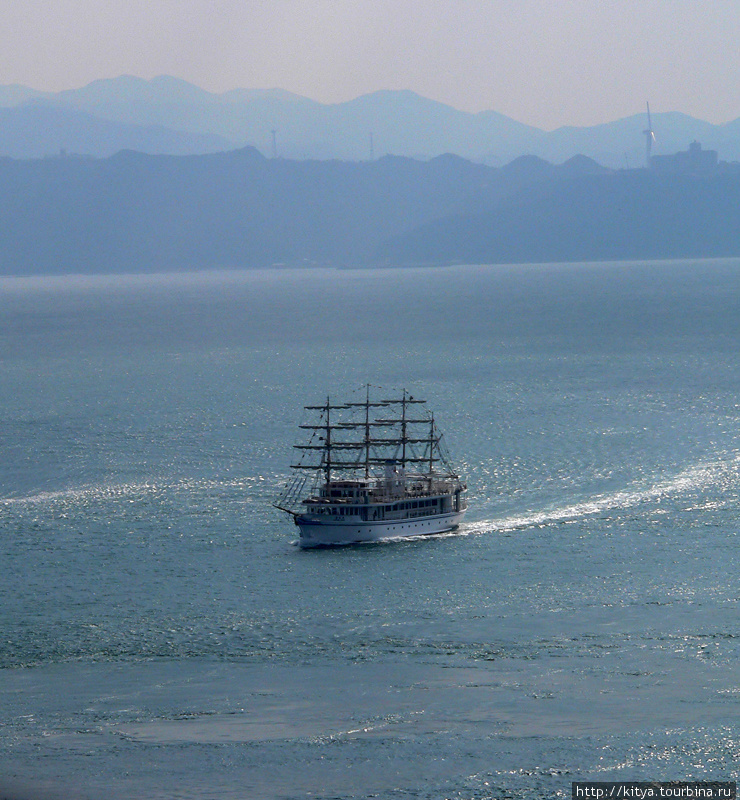 Туристический корабль в проливе Наруто, Япония