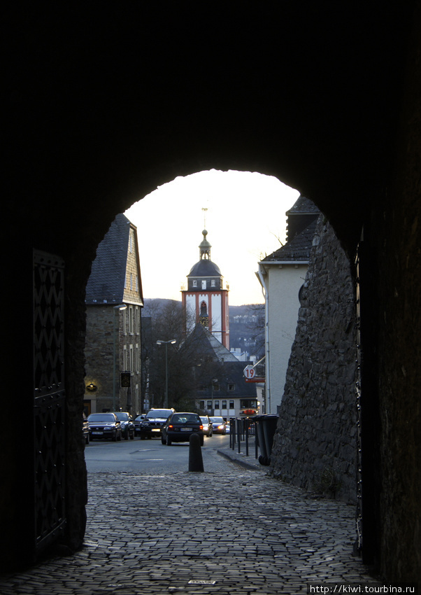 Церковь святого Николая, вид из проема ворот Верхнего замка Зиген, Германия