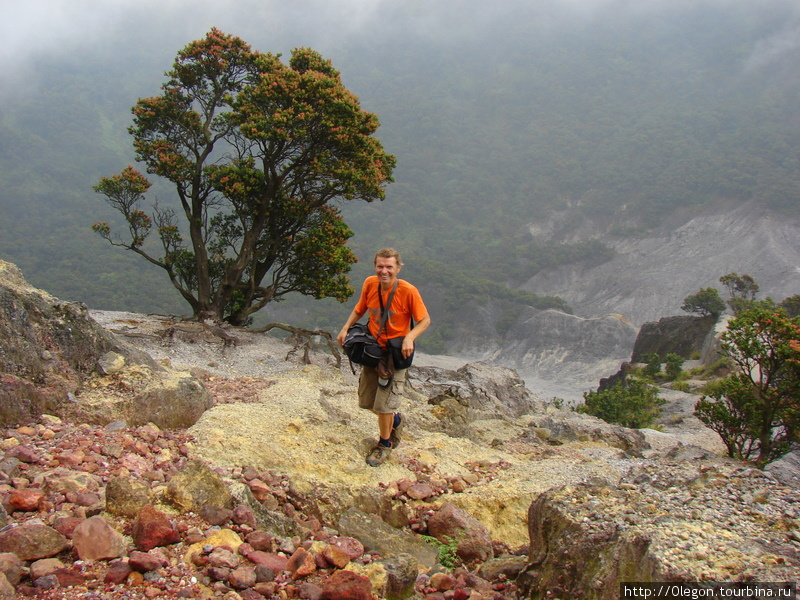 Валера Шанин вышагивает по цветной земле вулкана Бандунг, Индонезия