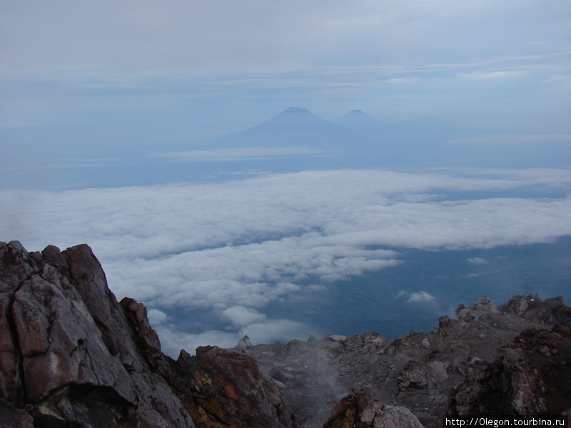 Вдали видны другие вулканы Явы Ява, Индонезия