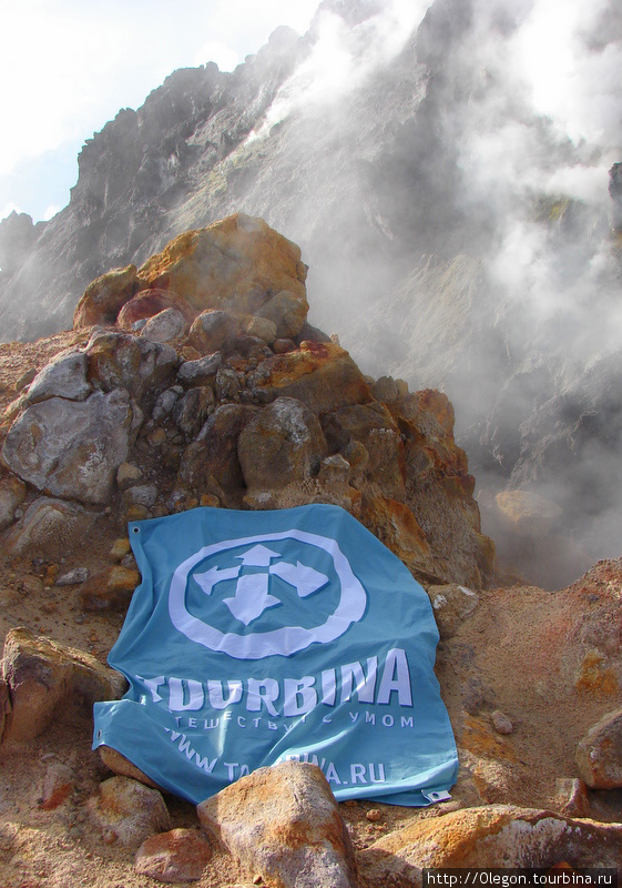 Флаг Турбины как ангел-хранитель, с ним не страшно даже на действующем вулкане Ява, Индонезия