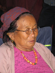 Это показатель благополучия — чем больше серег, тем больше денег. Этой женщине под 80, она одна из первых в Непале стала получать пенсию, которые ввели маоисты, будучи при власти. Пенсию в Непале начисляют с 75 лет, но большинство до 60 не доживает.